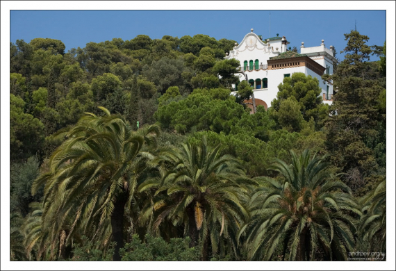 Белая вилла Casa Martí Trias i Domènech в парке Гуэля.