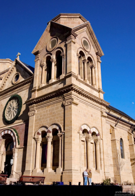 Луна и Собор Св. Франциска Ассизского.