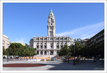 Здание Муниципалитета на площади Praca de Liberdade.