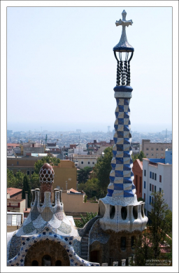 Павильон с пинаклем - здание администрации парка Гуэля.