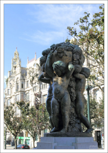 Статуя "Meninos - A Abundância" ("Мальчики - Изобилие") скульптора Henrique Moreira. Площадь Praca de Liberdade.