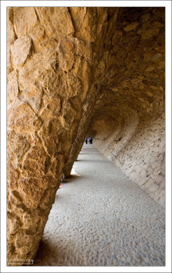Проход "с наклоном" под названием Carob's viaduct. Парк Гуэля.