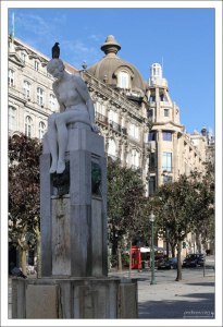 Статуя "Menina Nua - A Juventude" ("Обнаженная девушка - Юность") скульптора Henrique Moreira. Площадь Praca de Liberdade.