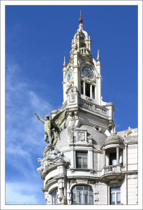 Здание банка Espírito Santo. Площадь Praca de Liberdade.