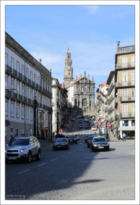 Дорога Rua dos Clerigos и одноименная церковь в её торце.