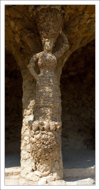 Колонна-женщина в парке Гуэля.