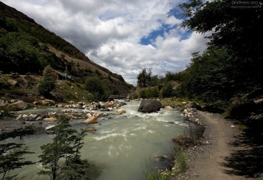Тропа проходит совсем рядом с рекой Ascencio.