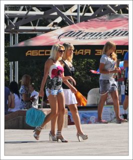 Красавиц много не бывает.