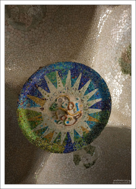 Замок-медальон на потолке Зала ста колонн в парке Гуэля.