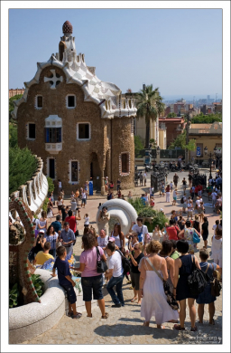 Центральный вход в парк Гуэля.