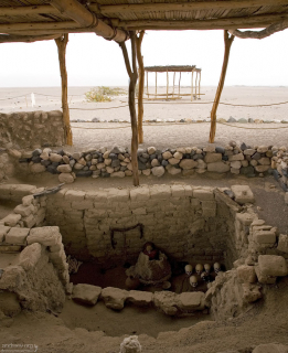 Черепа, кости, предметы обихода в одном из захоронений на кладбище Chauchilla Cemetery.