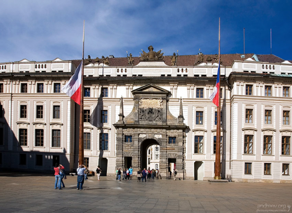 Флагштоки из цельных еловых стволов в Первом дворе Града.