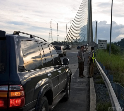 Илья разговаривает с полицейским на мосту через Панамский канал.