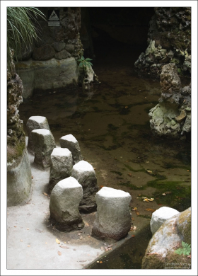 Дорожка для смелых через озеро с водопадом (Lake of the Waterfall). Кинта да Регалейра.