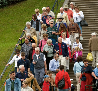 Группа иностранных туристов в наушниках-переводчиках. Нижний парк Петергофа.