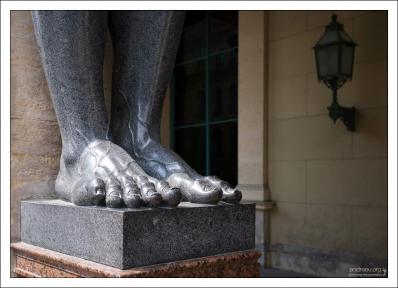 Гранитные ноги Атланта. Новый Эрмитаж.