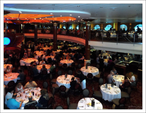 Ужин по-простому в большом зале.