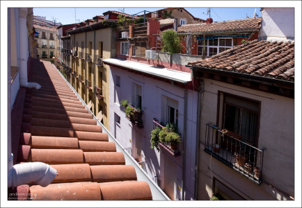 Крыши домов на улице Calle Barcelona.