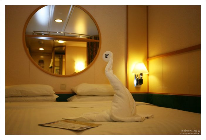 Сложенная из полотенца фигурка морского котика в каюте.