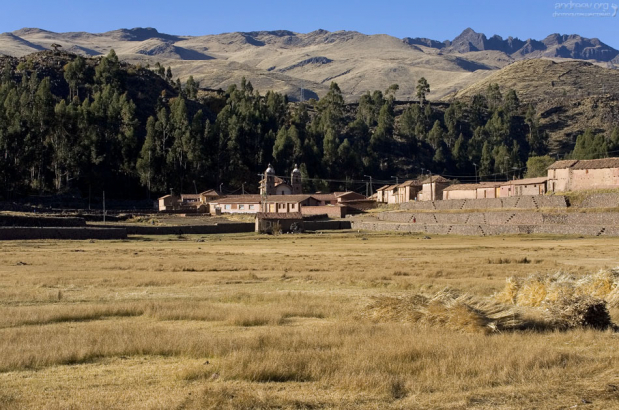 Лестница в инкском стиле в небольшой попутной деревне.