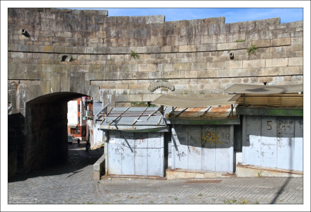 Сомнительный район у подножия собора Se do Porto.