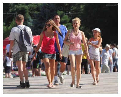 Народ приходит на празднование Дня Молодежи целыми семьями.