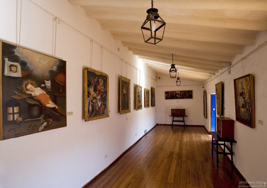 Галерея картин, ярких представителей «кусканской школы живописи». Museo Historico Regional.