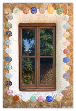 Окошко в пряничном домике Pavello de Consergeria. Парк Гуэля.