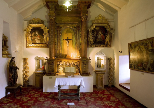 Алтарь и несколько икон в стиле «кусканской школы живописи». Museo Historico Regional.