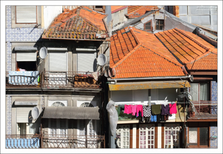 Терракотовые крыши и белье.
