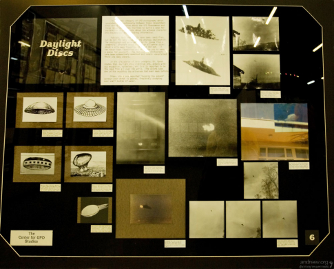 Фотографии и рисунки очевидцев в музее, посвященном НЛО.