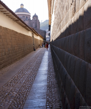 Hatunrumiyoc - узкая, пешеходная улица, знаменитая тем, что её обрамляют останки Инкских стен, состоящие из камней, идеально подогнанных друг к другу по форме и размеру.