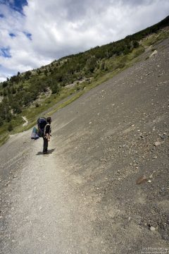 На тропе, разделяющей горный склон на две половины.