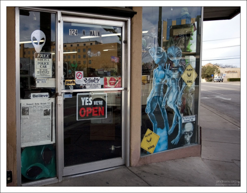 Магазин с типичной городской символикой. Розуэлл.