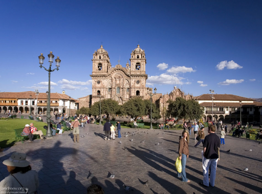 Главная площадь города - Plaza de Armas, и церковь Iglesia de la Compañia de Jesus (1571) на заднем плане.