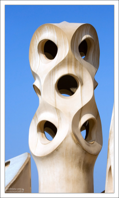 Вычурный дымоход на крыше Дома Мила.