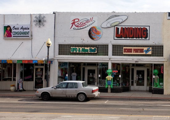 Фонари в городе тоже замаскированы под пришельцев.