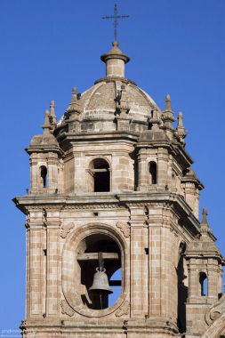 Колокольня церкви Iglesia de la Compañia de Jesus.