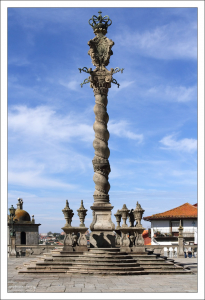 Спиральная колонна Pelourinho do Porto в стиле барокко перед главным собором города.
