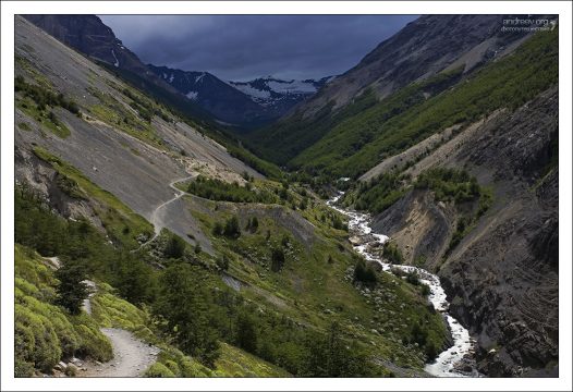 "Полет навигатора". Извилистая тропа в долине, поднимающаяся к трем пикам Торреса.