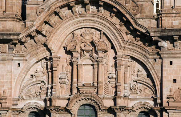 Резной по камню фасад церкви Iglesia de la Compañia de Jesus.