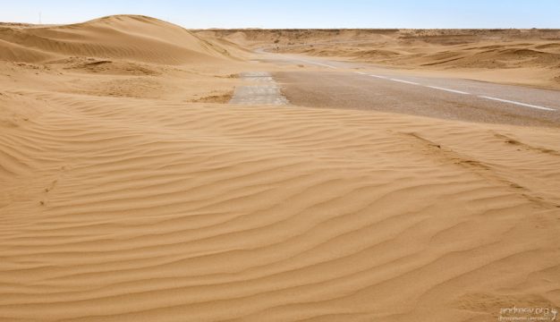 Сахара засыпает дорогу.
