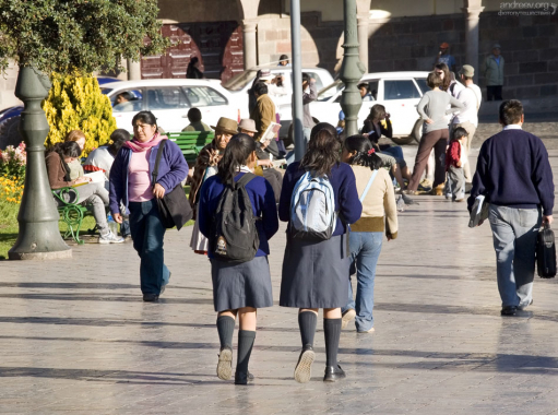 Закончились уроки, школьники расходятся по домам.
