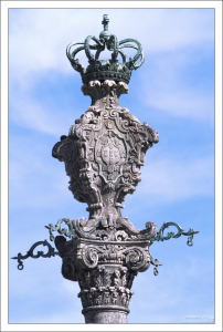 Вершина колонны Pelourinho do Porto перед собором Se do Porto.