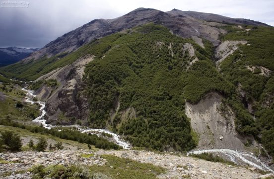 Река Ascencio в долине между двуми холмами.
