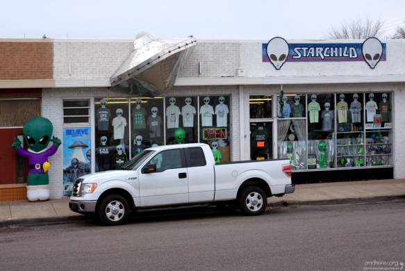 Магазин, торгующий футболками в стиле НЛО.