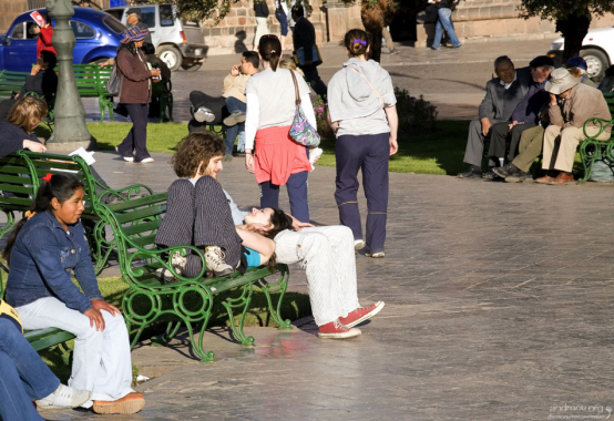 Разморенные летним солнышком туристы на Plaza de Armas.
