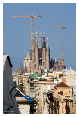Саграда Фамилия с высоты крыши Дома Мила.