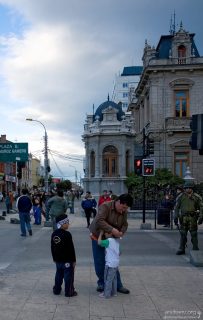 Папа - футбольный фанат, и его дети.