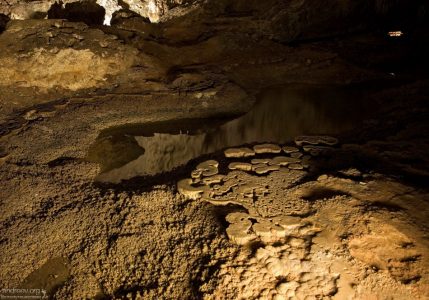 Lily pads - грибообразные сталагмиты, “живущие” на поверхности небольших водоемов.